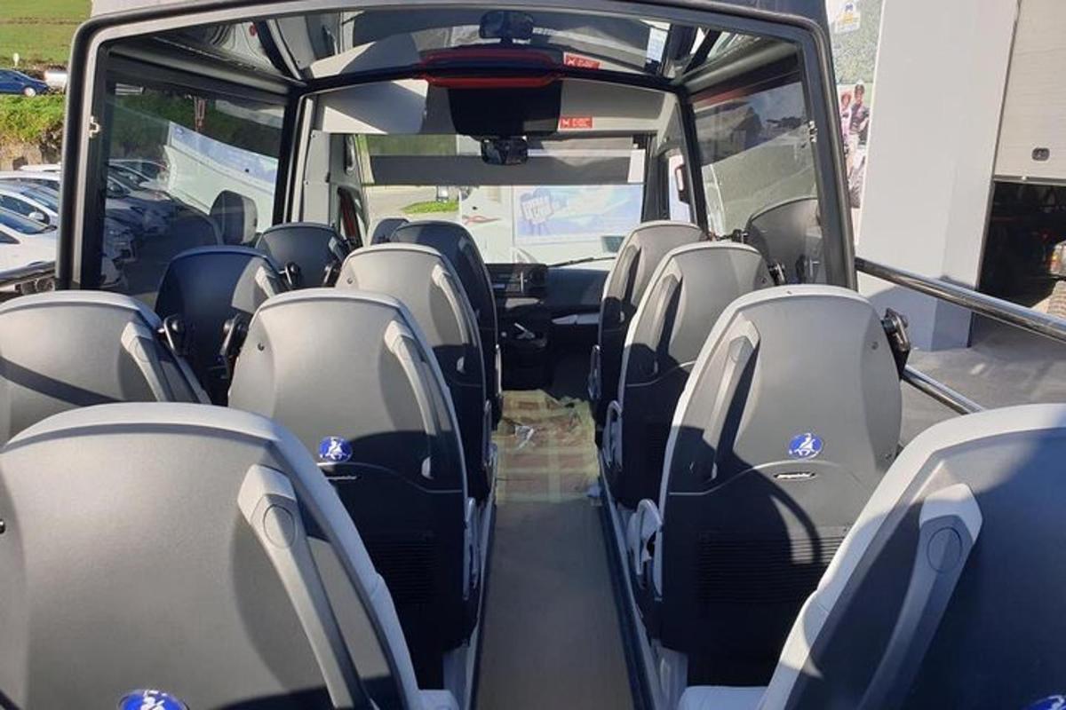prázdný autobus s otevřenými dveřmi a prázdnými sedadly