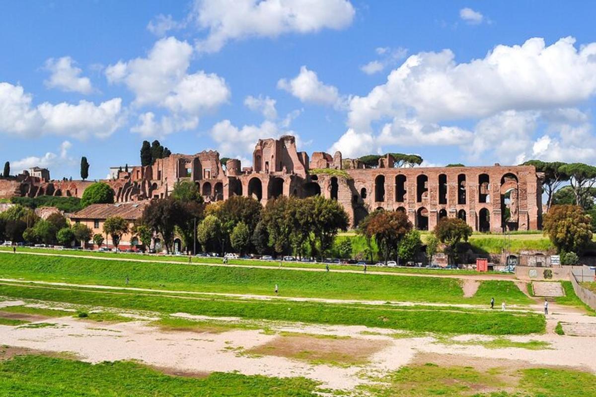 un grande edificio con un campo di fronte
