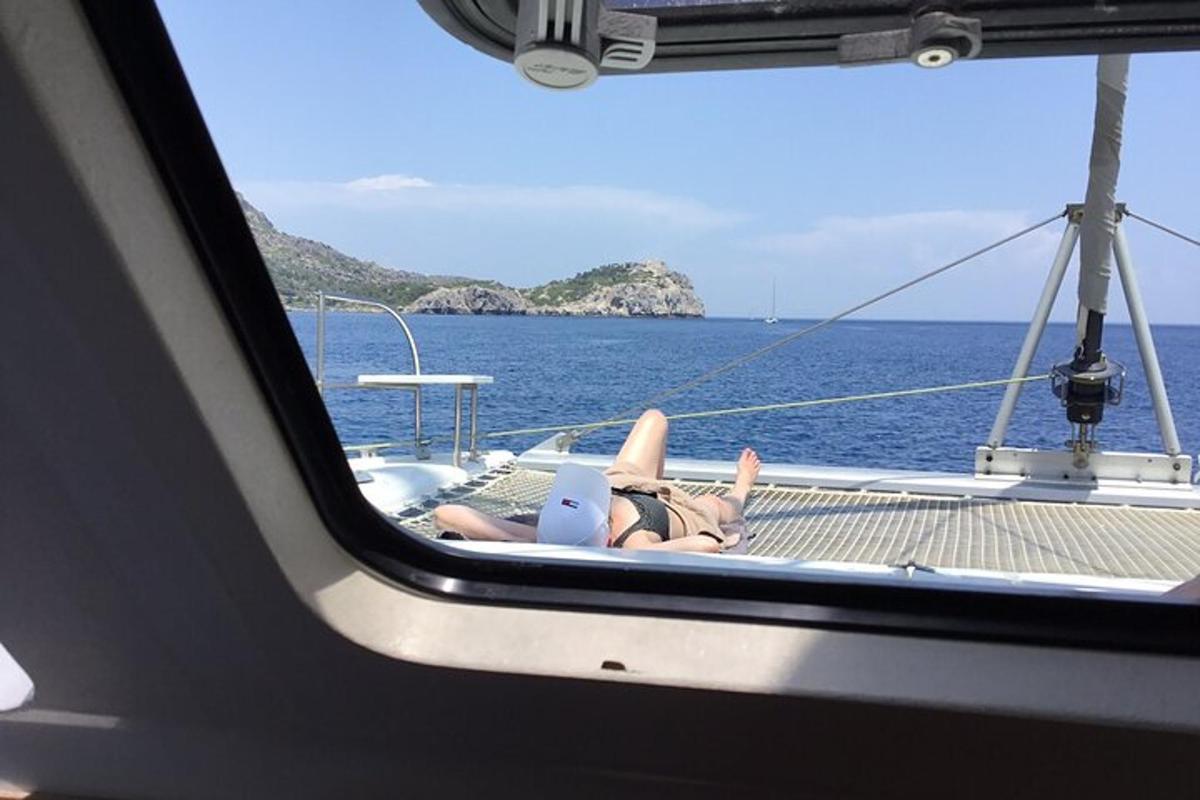 o femeie întinsă într-o cadă de baie pe o barcă