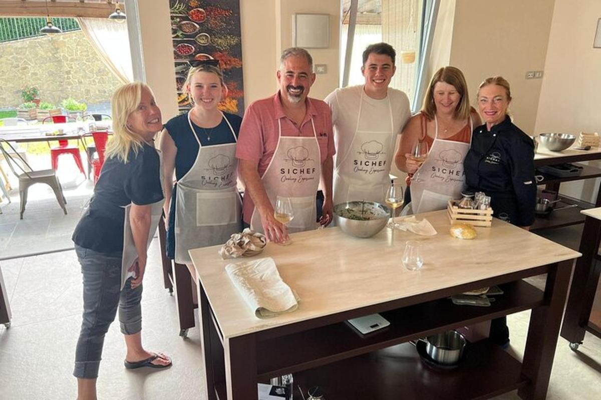 um grupo de pessoas em pé ao redor de uma mesa em uma cozinha