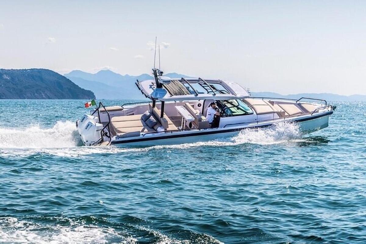 una barca in acqua con due persone a bordo