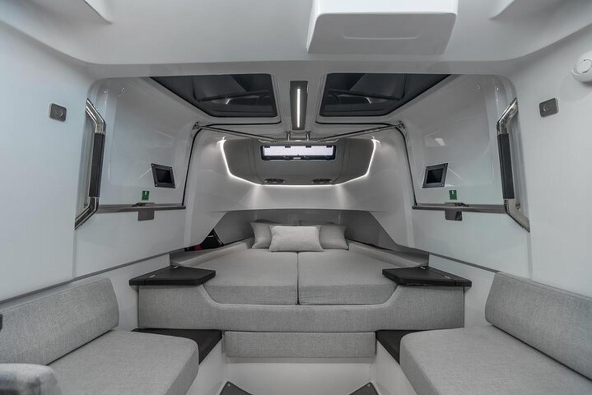een kleine kamer met twee stoelen in een boot