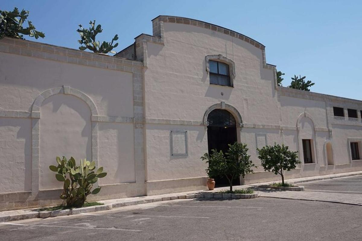 un edifici de maó amb una porta i una finestra