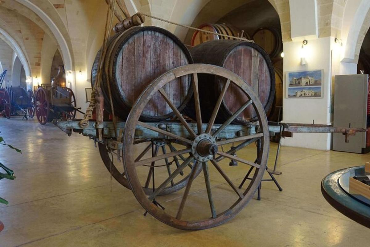 suur puidust ratas veinitünnidega toas