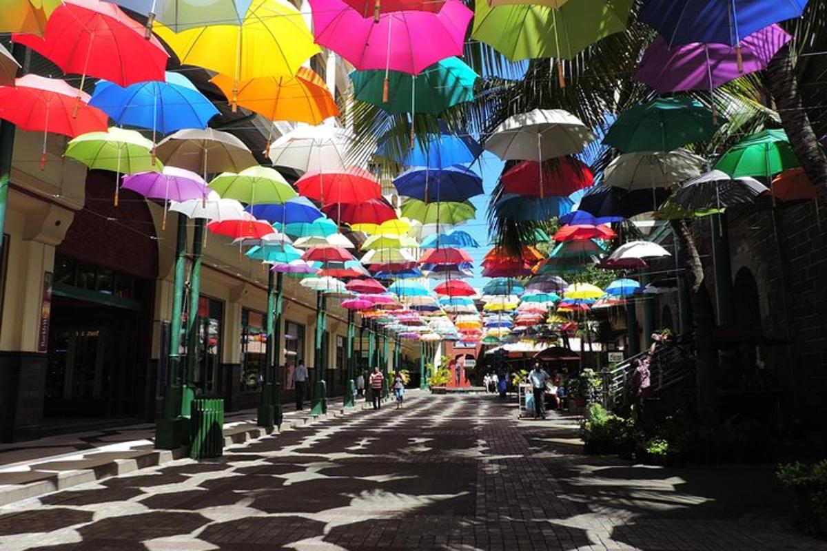 una fila di ombrelli colorati appesi su una strada