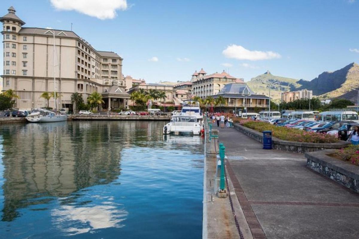 un port de agrement cu o barcă albă într-o întindere de apă