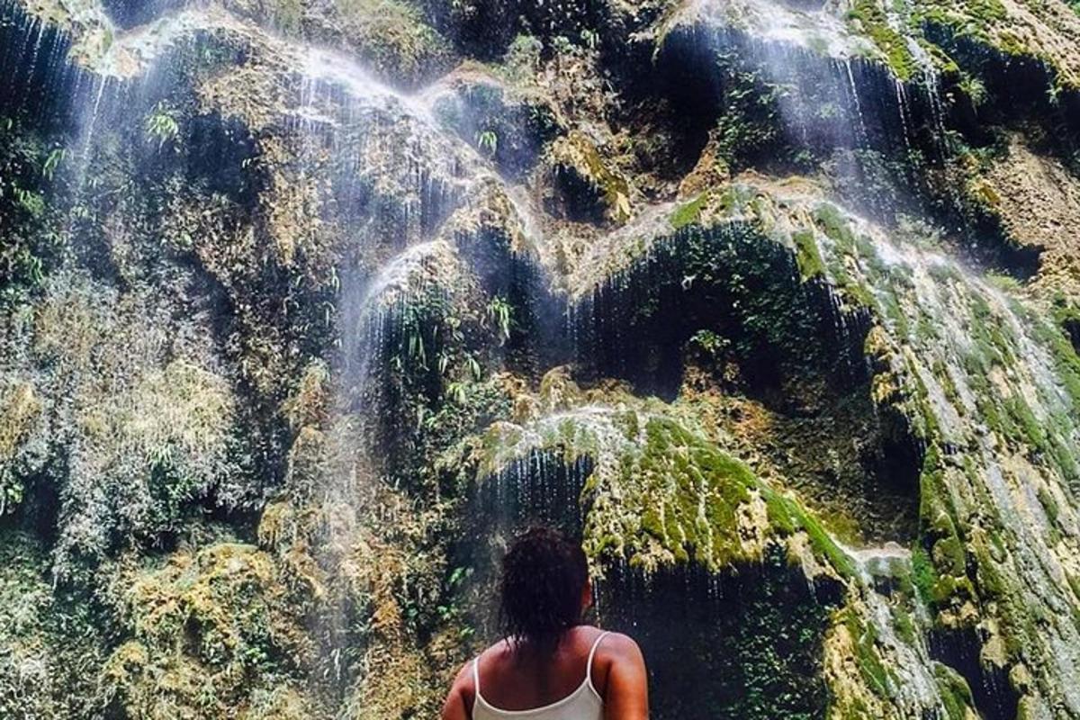 una donna in piedi davanti a una cascata
