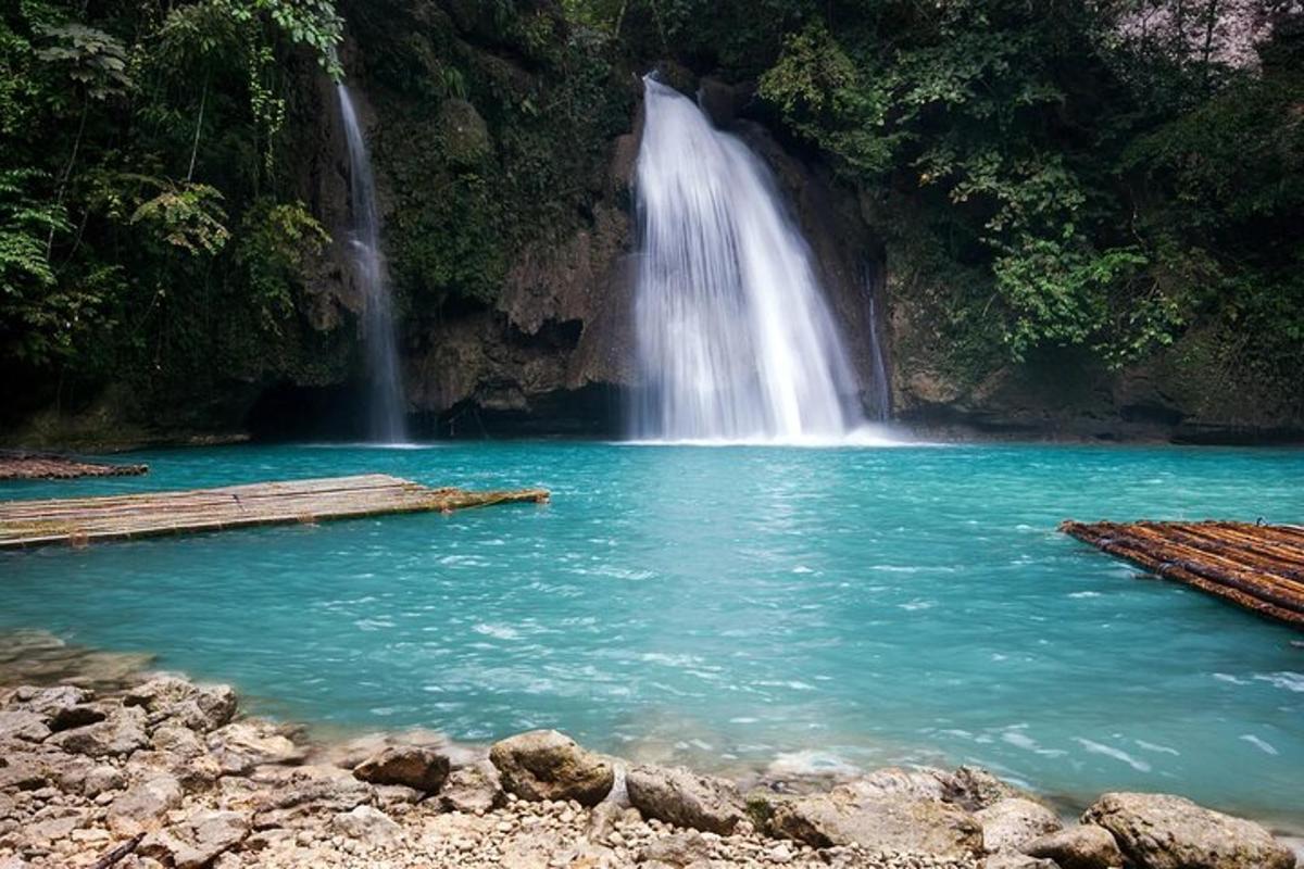 una cascada frente a un estanque de agua