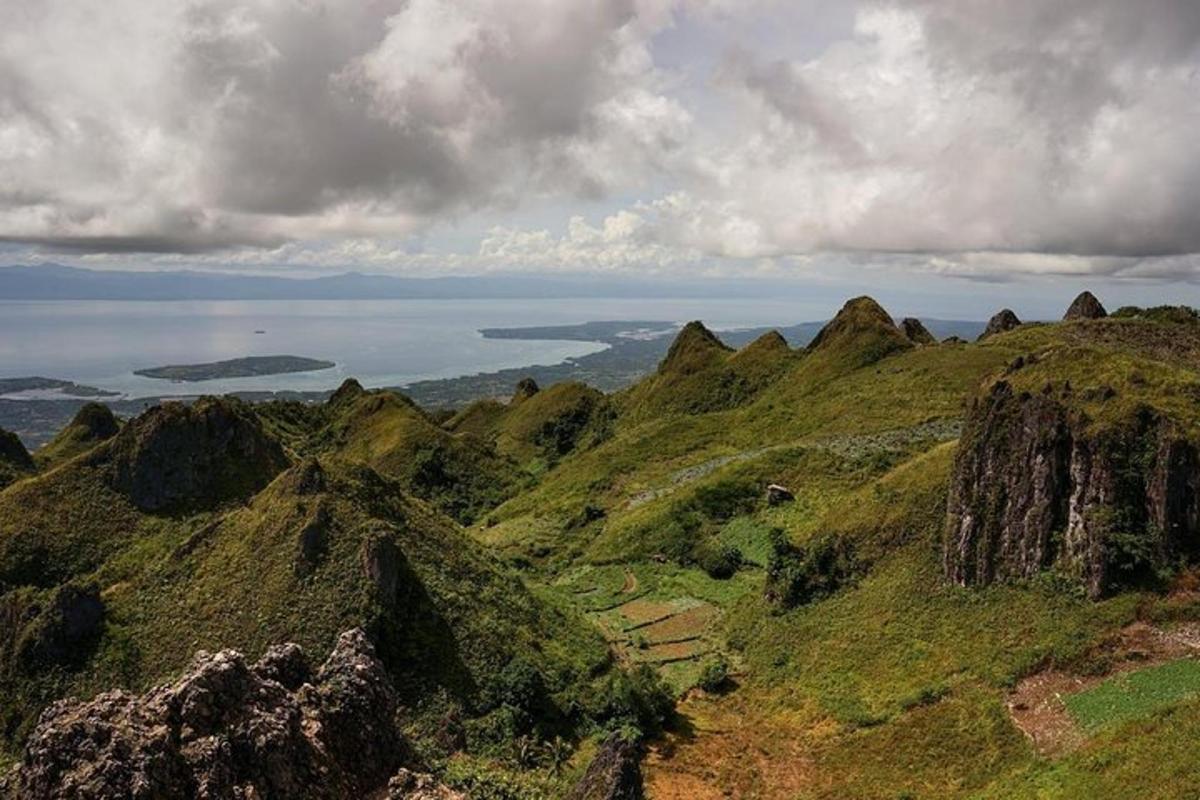 útsýni yfir fjall með hafið í bakgrunni
