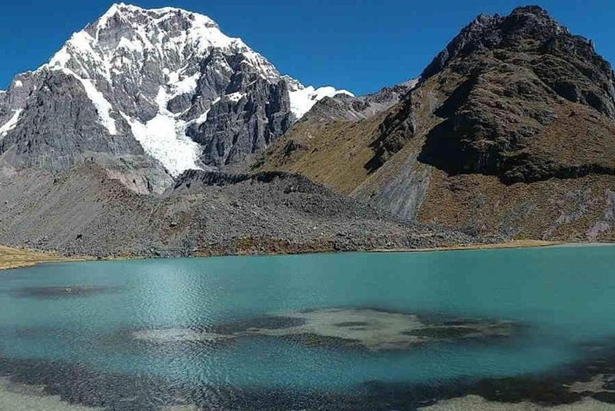 una montagna con un lago di fronte