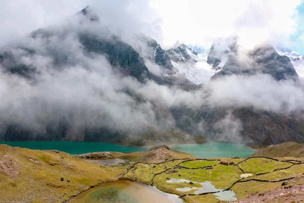 una vista di una montagna con un lago verde