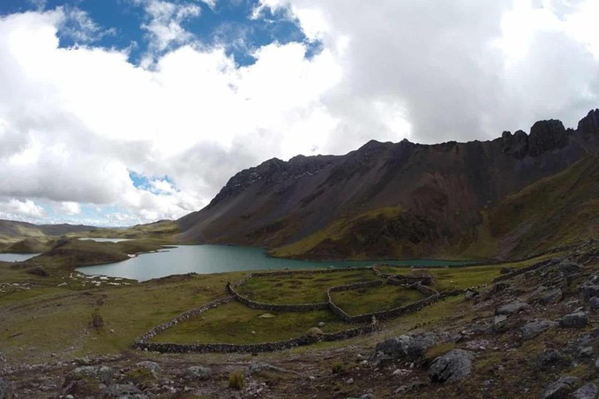 un lago in mezzo a una montagna