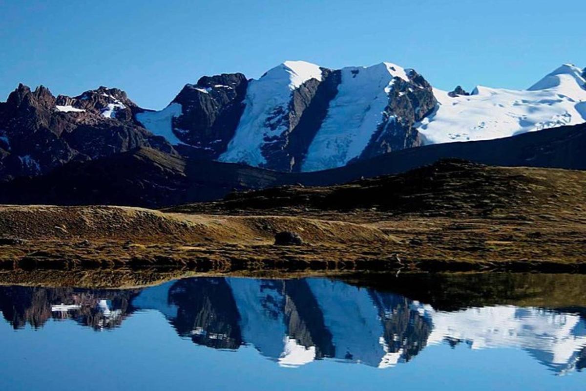 un riflesso di montagna in uno specchio d'acqua