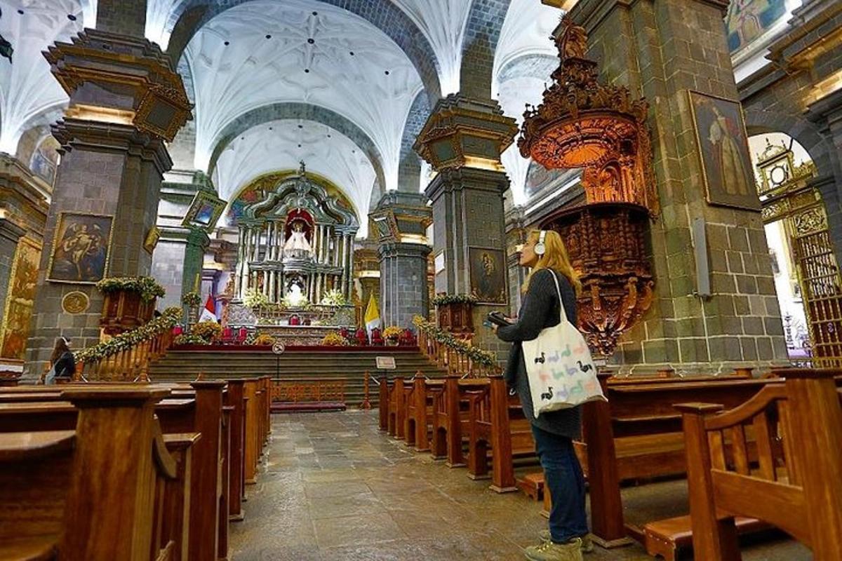 o femeie care stă în fața unei biserici