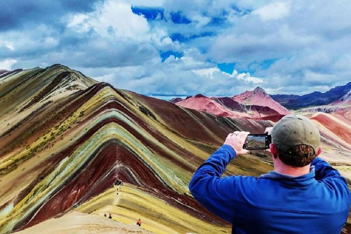 un uomo che scatta una foto di una montagna