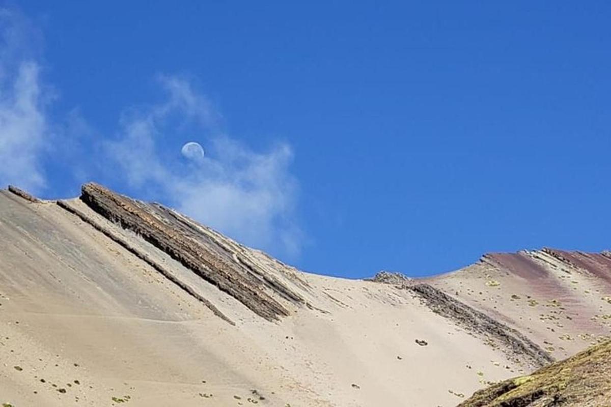 bukit pasir dengan bulan di langit