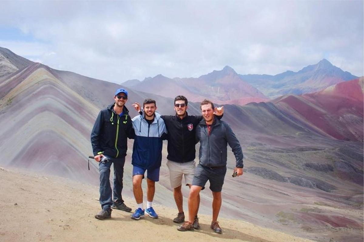 un gruppo di uomini in piedi sulla cima di una montagna