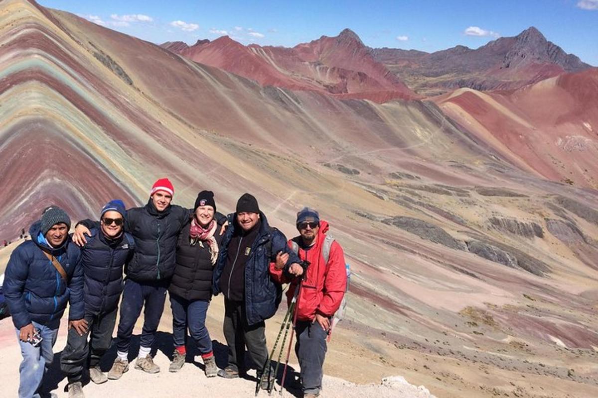 un gruppo di persone in piedi sulla cima di una montagna
