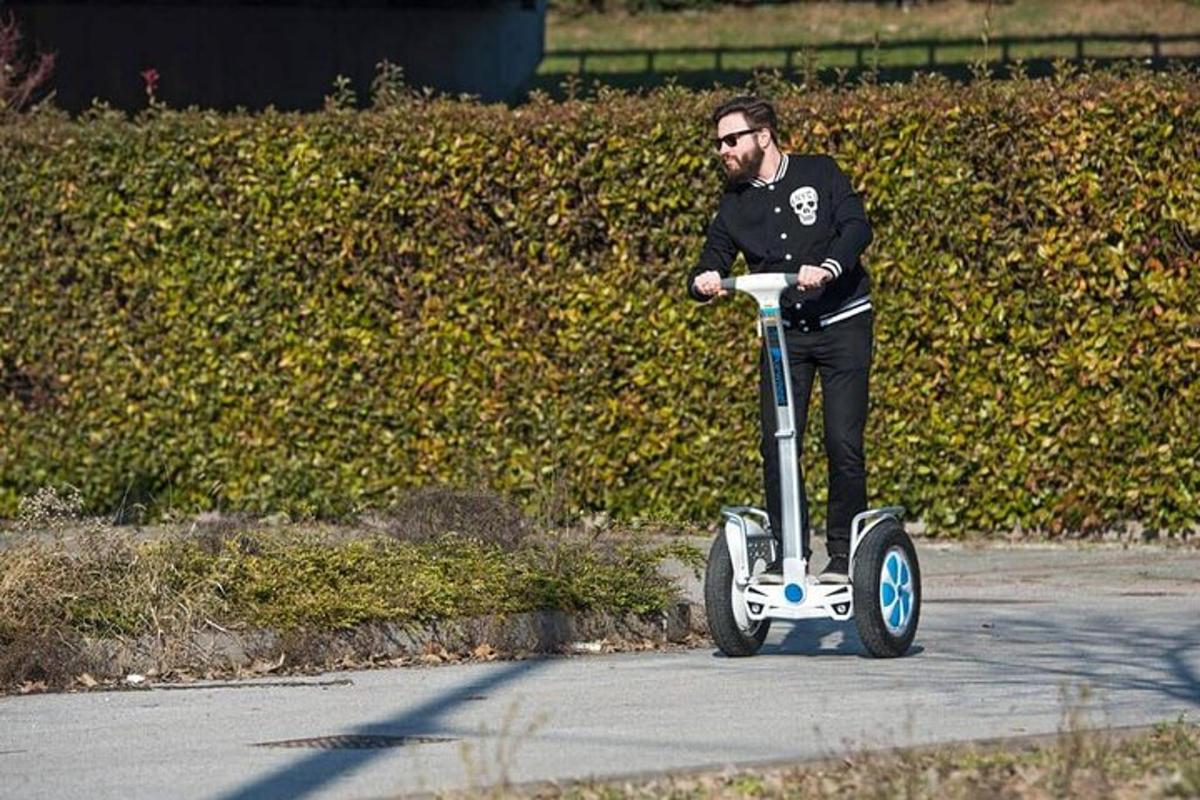 muž jedoucí na skútru po ulici