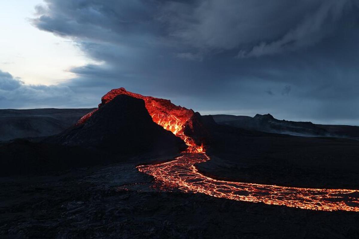 imej gunung berapi di padang pasir pada waktu malam