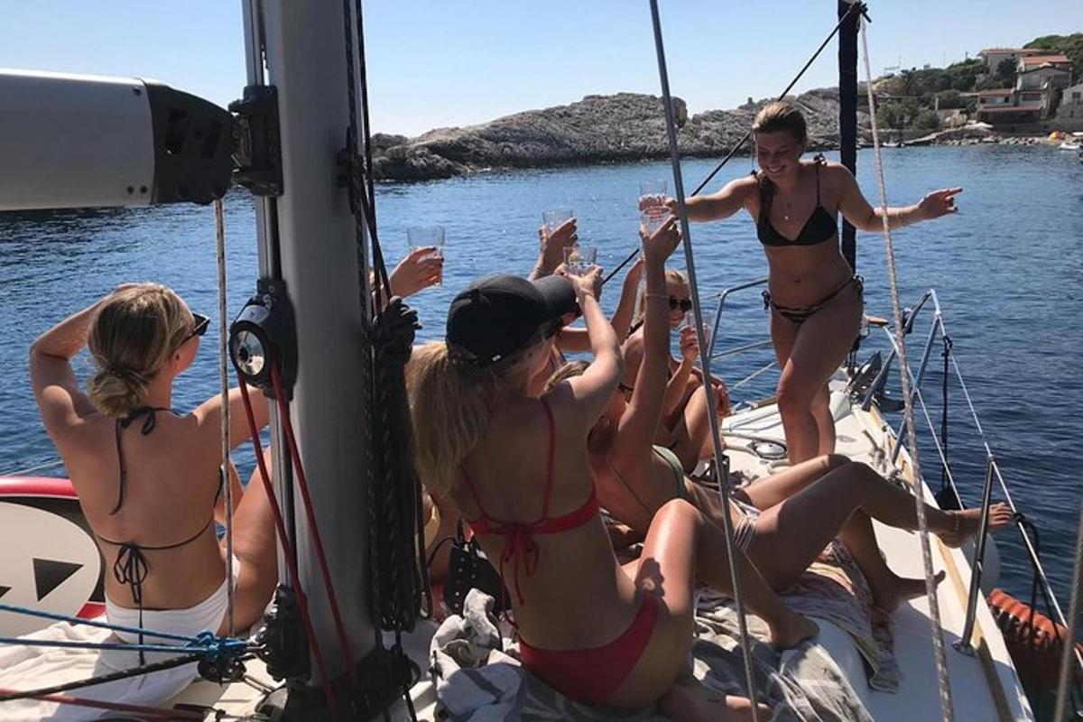 hópur kvenna í sundfötum á báti
