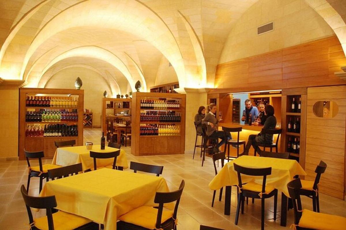 restoran sa stolovima i stolicama i ljudima u sobi