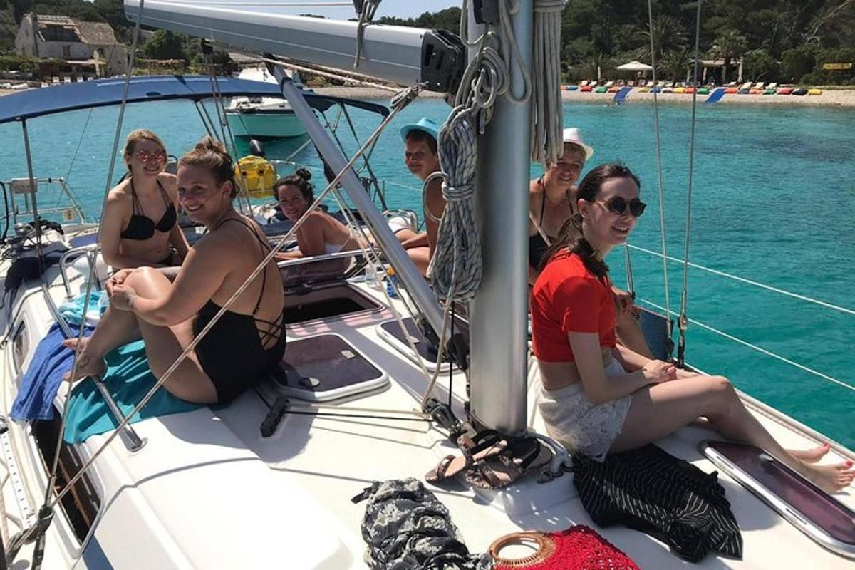 μια ομάδα ανθρώπων που κάθονται σε μια βάρκα στο νερό