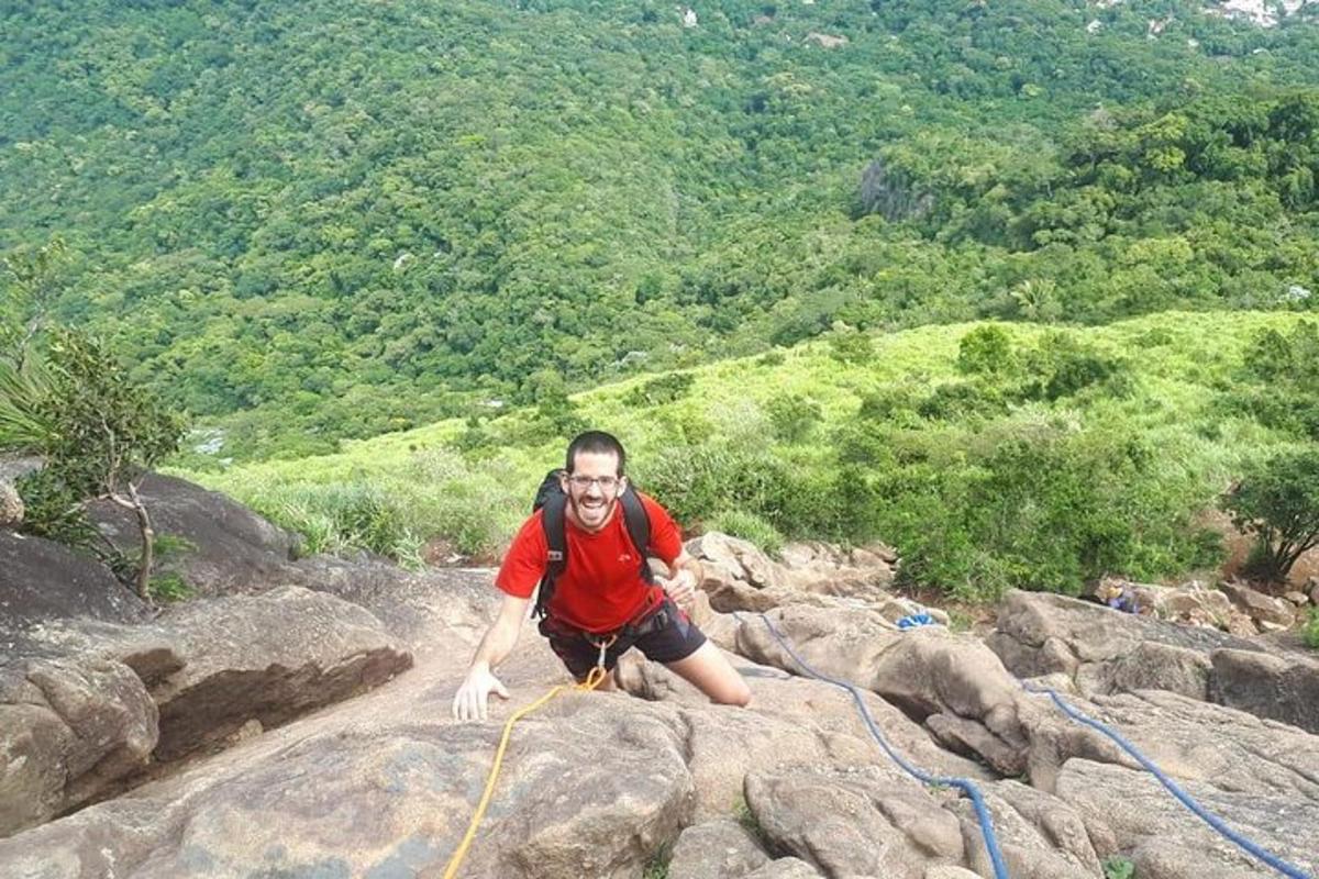một người đàn ông đang ngồi trên một tảng đá trên núi