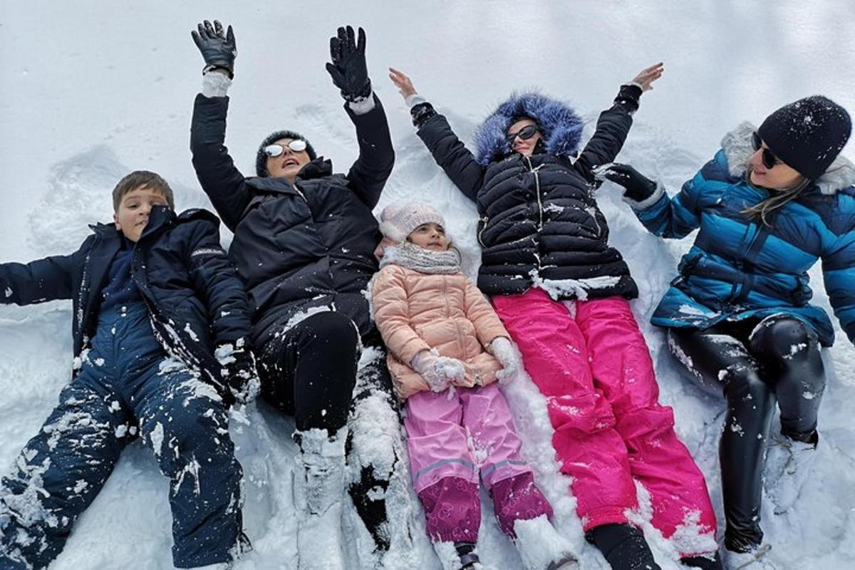 Un grupo de personas tumbadas en la nieve