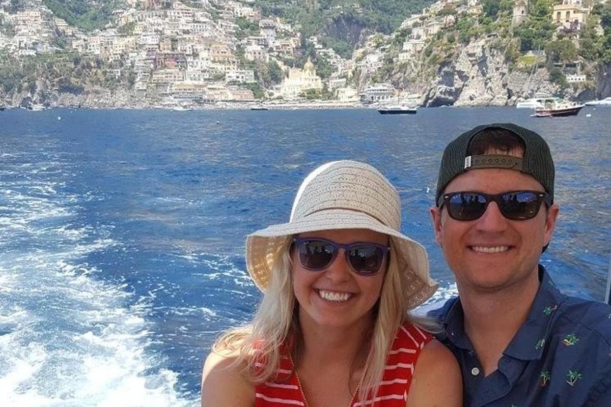 um homem e uma mulher em um barco na água
