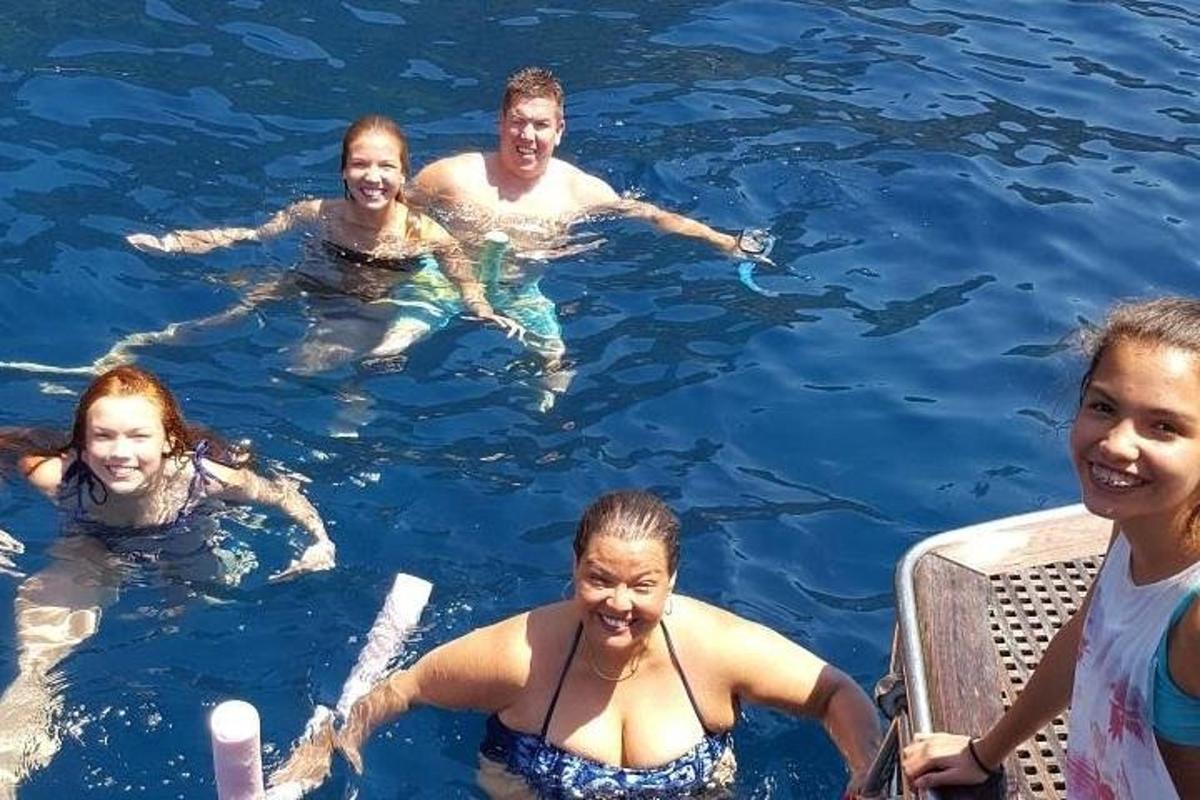 um grupo de pessoas nadando na água