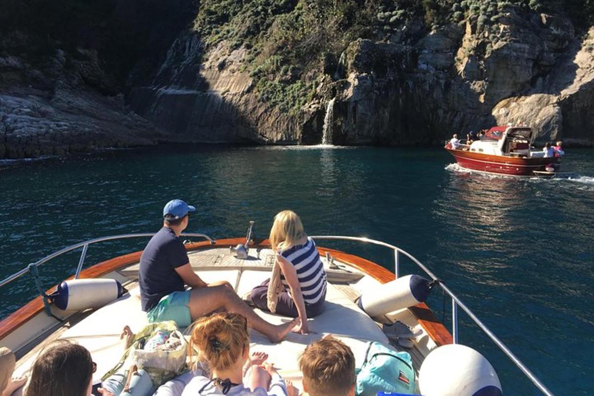 um grupo de pessoas em um barco na água