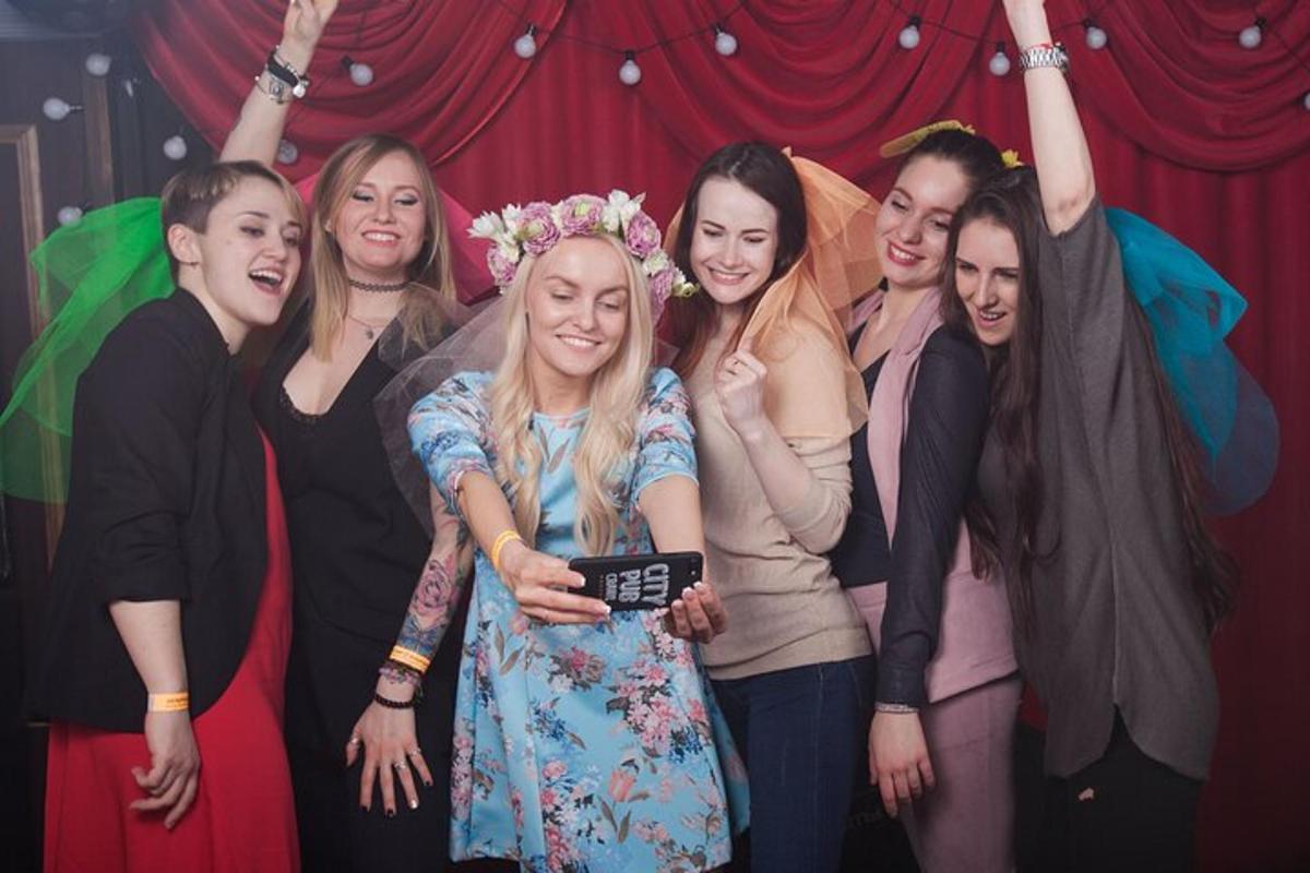 un gruppo di donne che posano per una foto su un palco