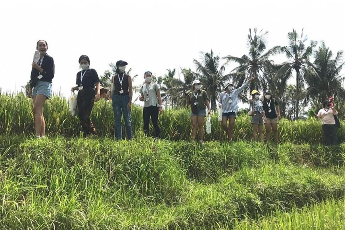 un gruppo di persone in piedi sull'erba