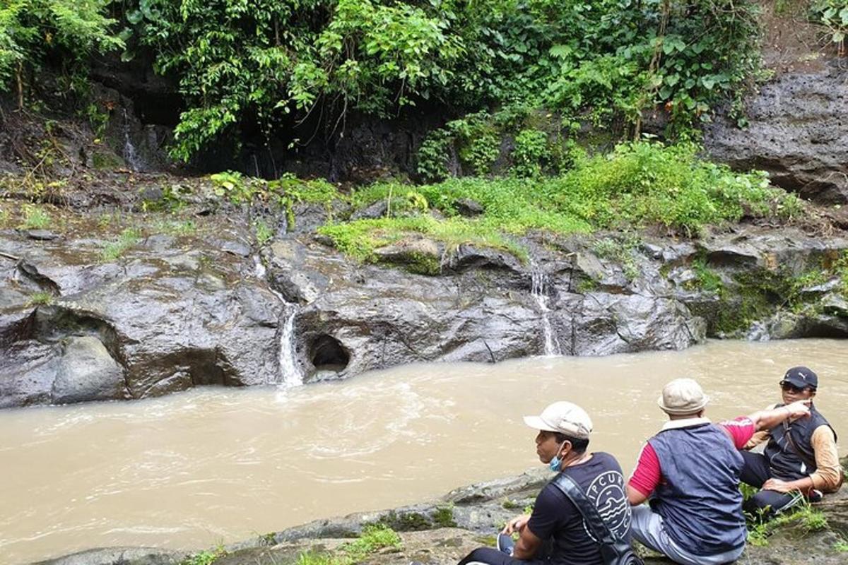 un gruppo di persone sedute accanto a un fiume