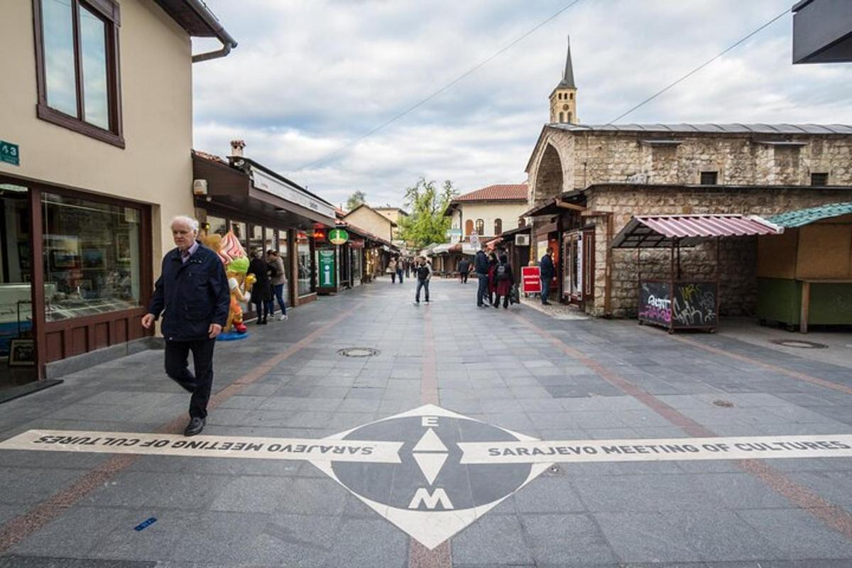 Ένας άντρας περπατάει σε έναν δρόμο με μια πινακίδα στο δρόμο