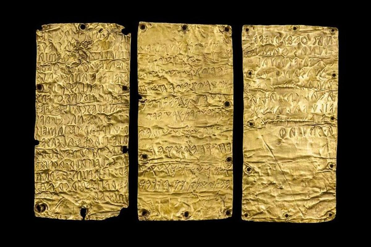 Un primer plano de un documento dorado con escritura en él.