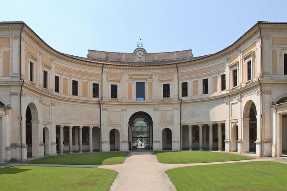 Un gran edificio con patio y césped.