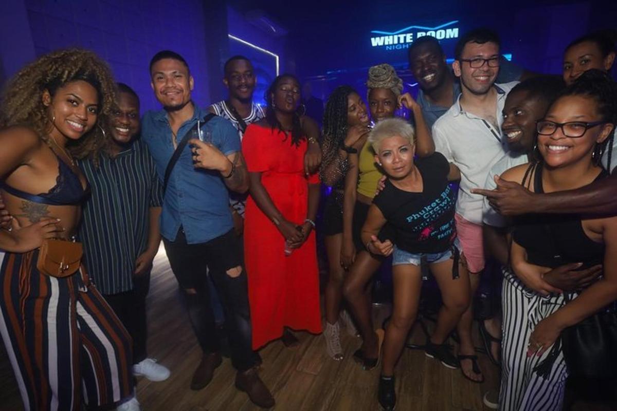 Un grupo de personas posando para una foto en una fiesta.