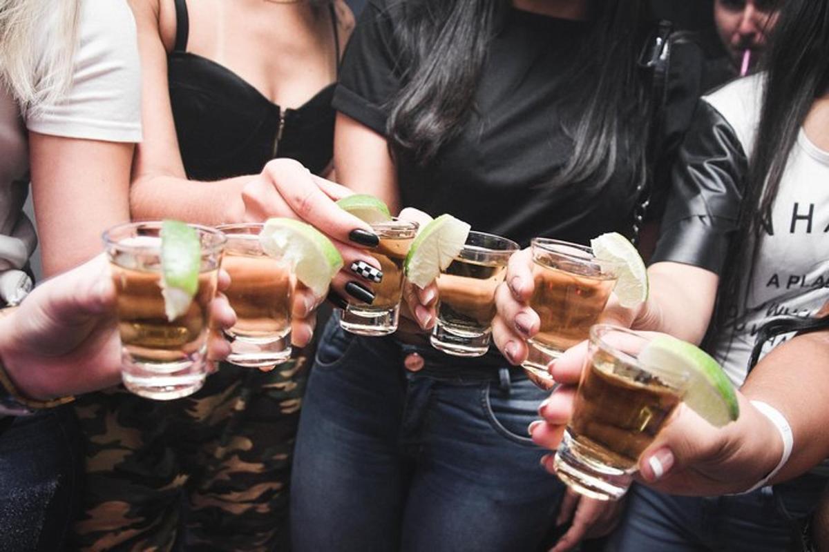 Un grupo de personas sosteniendo sus bebidas