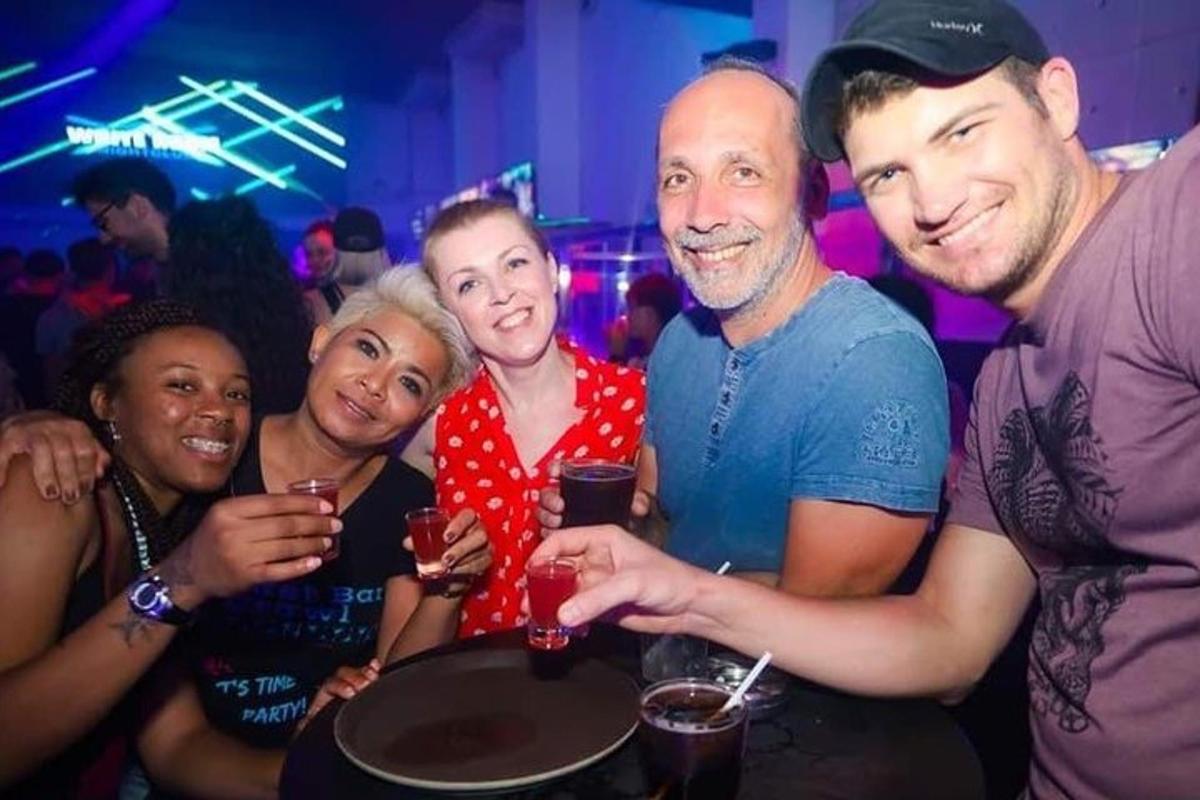Un grupo de personas posando para una foto en una fiesta.