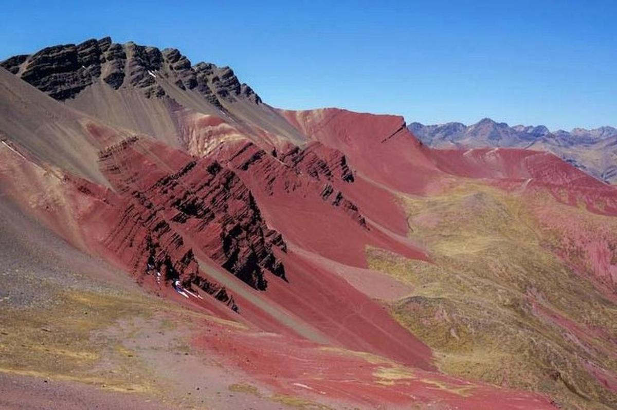 una vista d'una muntanya amb roques vermelles