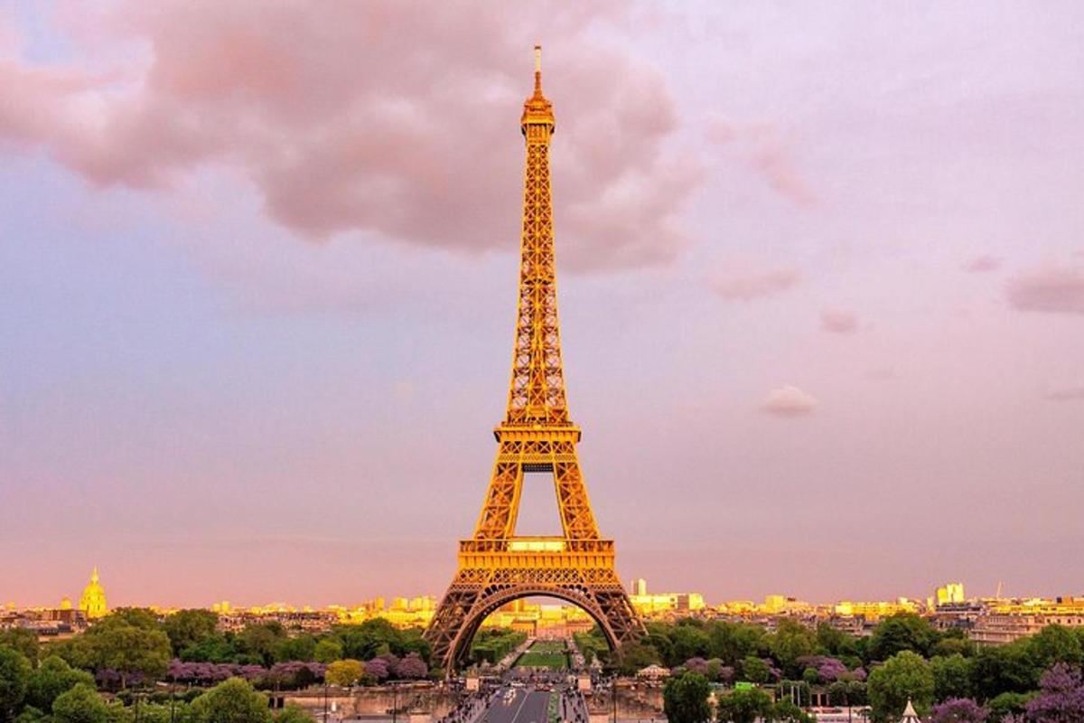 uma vista da torre eiffel ao pôr do sol