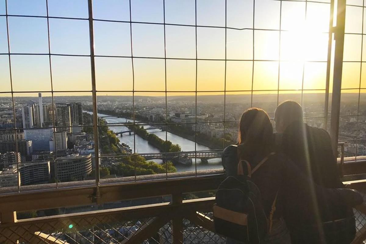 due donne sedute in cima a un edificio che guardano la città