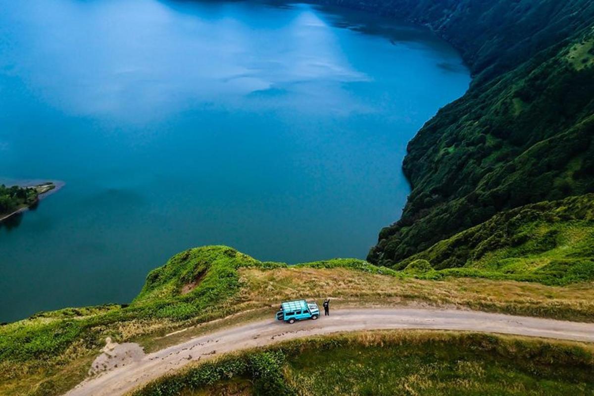Rúta lagt við veg við stöðuvatn