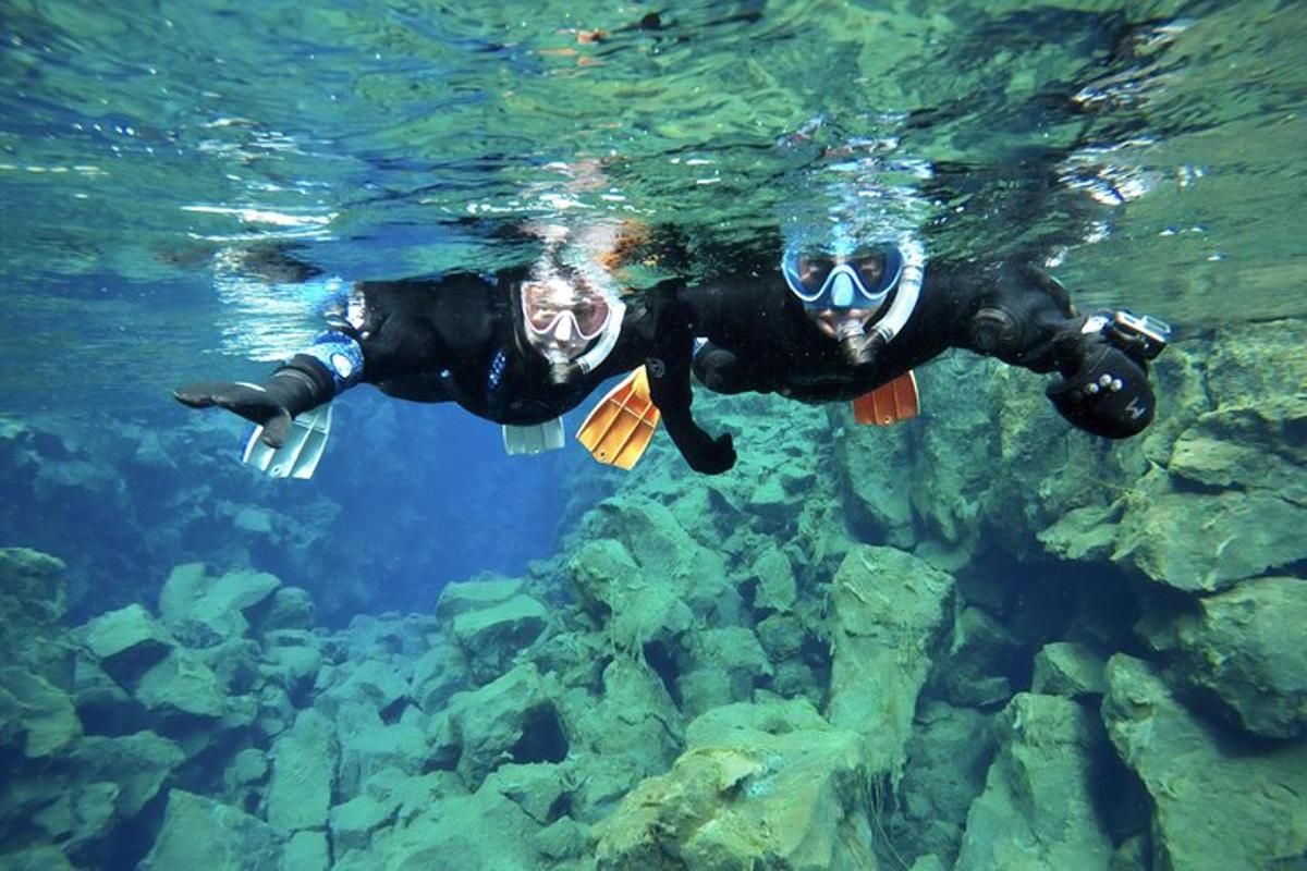 zwei Personen schwimmen im Wasser