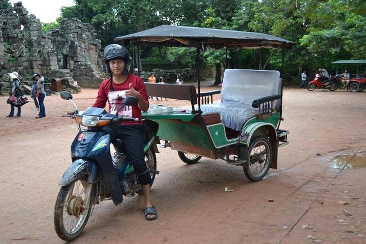mężczyzna jadący na motocyklu z wózkiem
