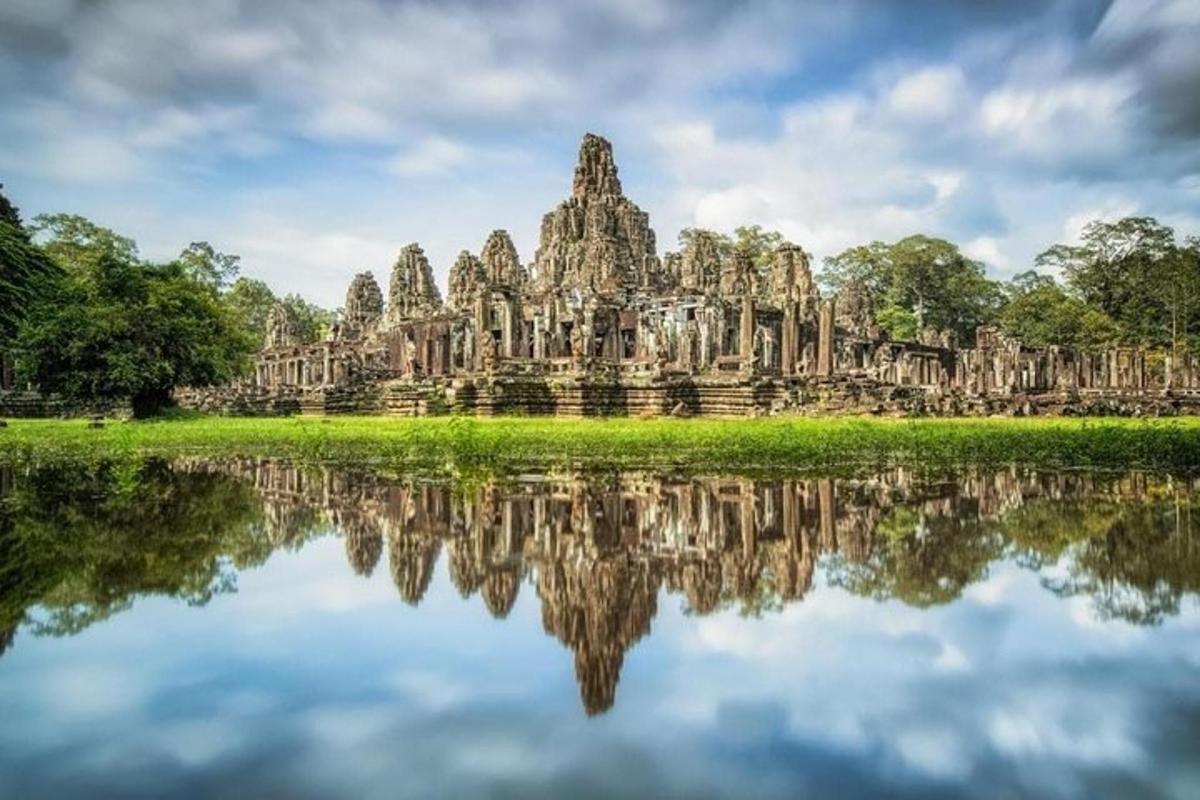 un tempio riflesso in uno specchio d'acqua