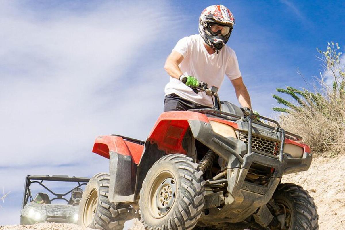 mees sõidab liival ATV-ga