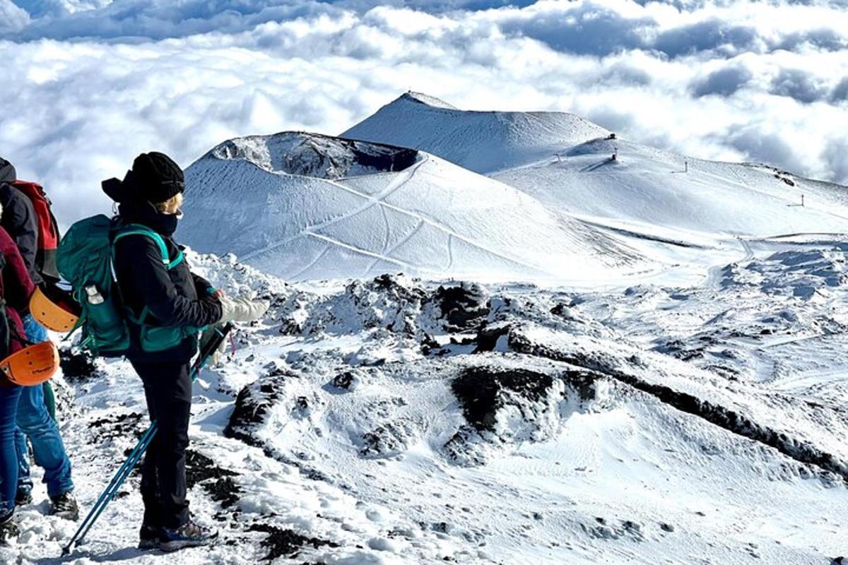 hópur fólks sem stendur uppi á fjallstindi